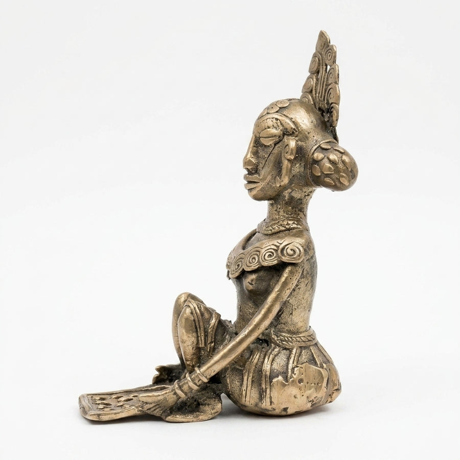 The Tribal Woman Winnowing Grain (Small) – Dhokra Metal Art
